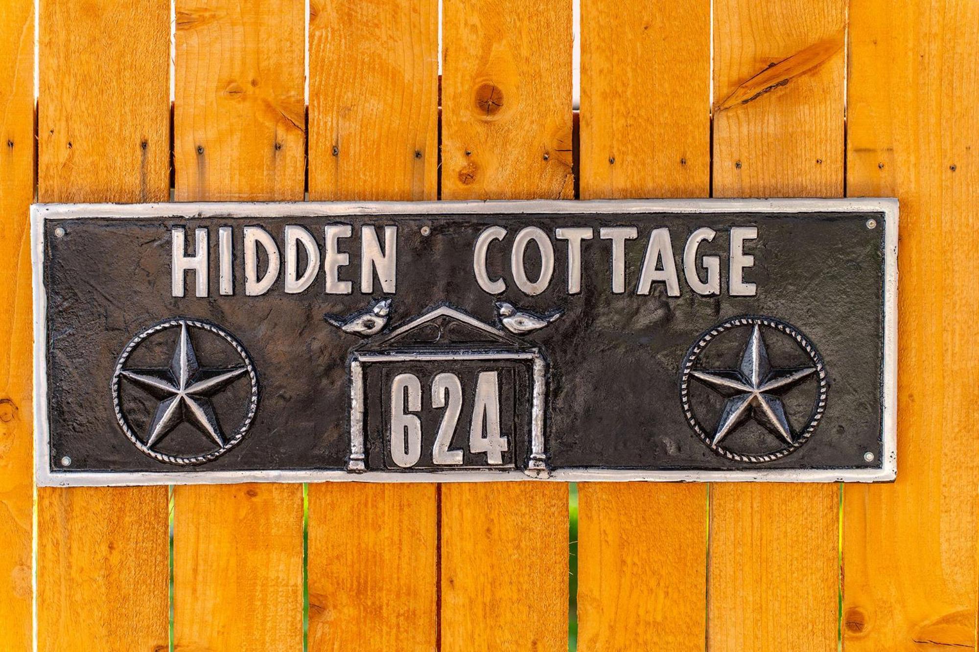 Hidden Cottage Mins To Main St And Sleeps 4 Фредериксберг Экстерьер фото
