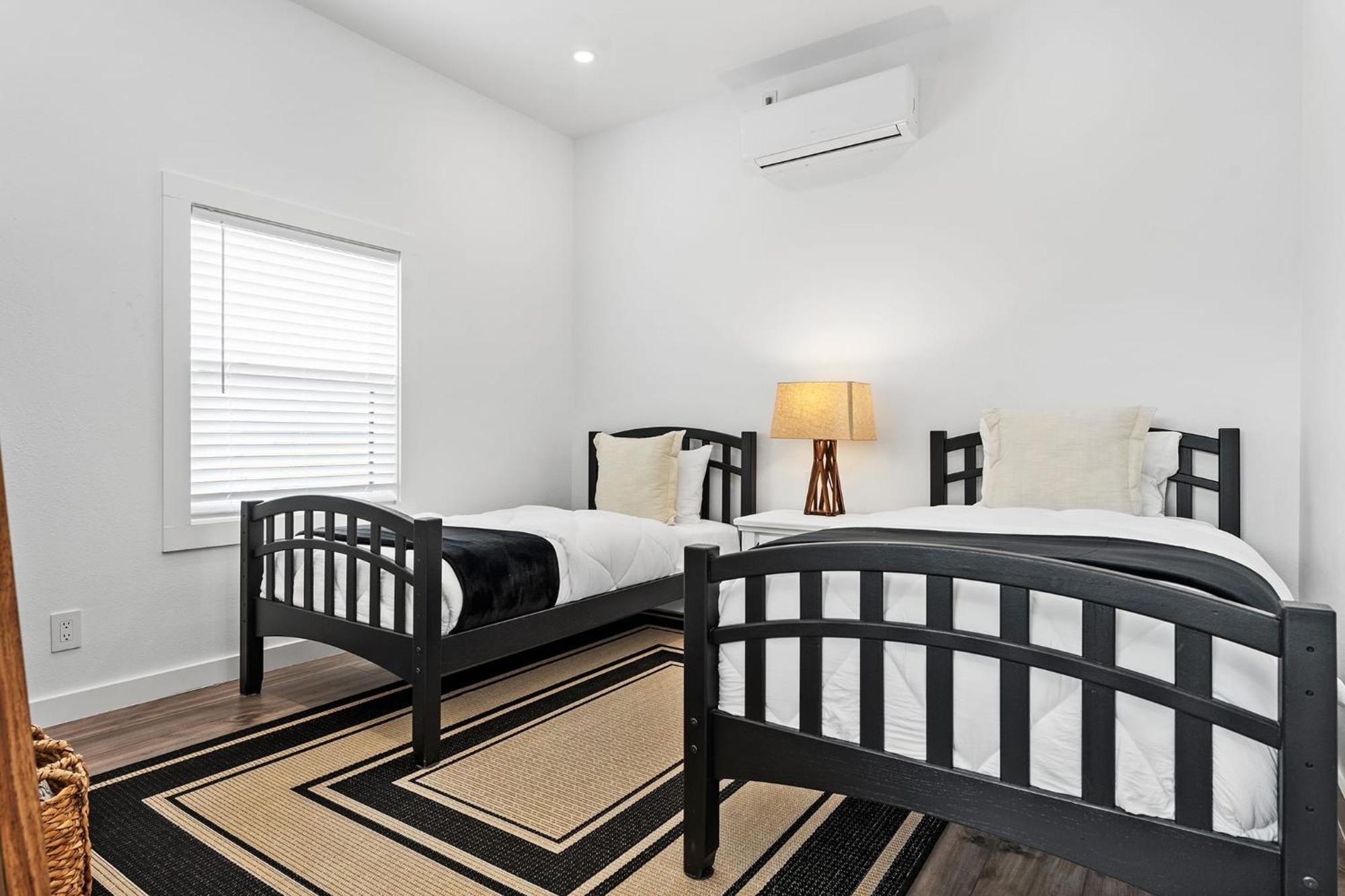 Hidden Cottage Mins To Main St And Sleeps 4 Фредериксберг Экстерьер фото