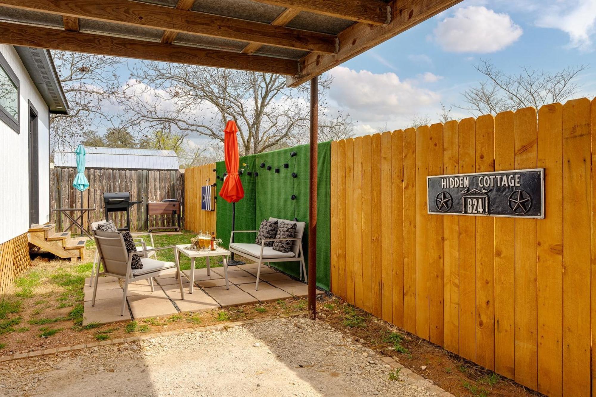 Hidden Cottage Mins To Main St And Sleeps 4 Фредериксберг Экстерьер фото