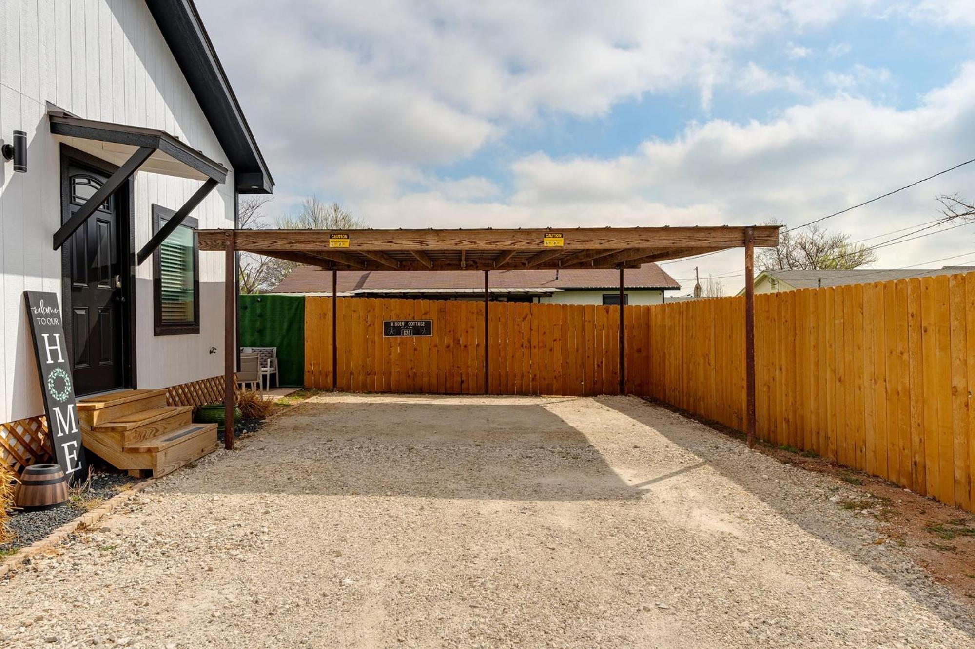Hidden Cottage Mins To Main St And Sleeps 4 Фредериксберг Экстерьер фото